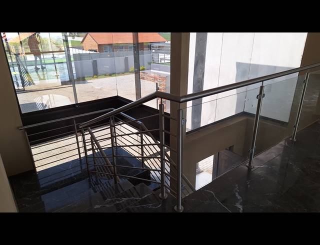 6 BEDROOM HOUSE FOR SALE IN RIVERSDALE